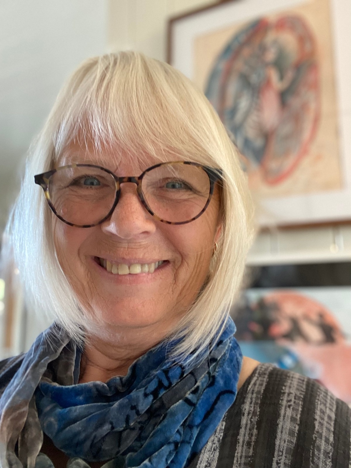 Portrett av kunstneren Grethe Walsh i hjemmegalleriet